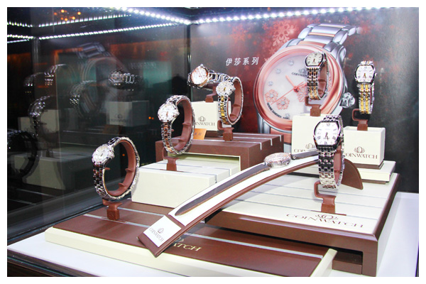 晚宴期間，品牌展示了全新腕表系列，圖中為科因沃奇女裝伊莎系列腕表。